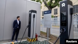 ILUSTRASI - Pengisi daya super pembuat kendaraan listrik (EV) China Nio di Nanxiang, Shanghai, China, 23 Maret 2023. (REUTERS/Aly Song)