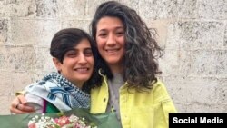 نیلوفر حامدی و الهه محمدی پس از آزادی موقت از زندان اوین