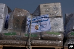 Bantuan kemanusiaan menuju Jalur Gaza terlihat di atas truk di tempat penampungan antara Mesir dan Israel selatan dan Jalur Gaza dan Israel selatan, 10 Januari 2024. (Foto: AP )