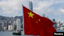 资料照：香港金融区与中国国旗