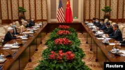 资料照片：美国财长耶伦（左）与中国副总理何立峰（右）在北京钓鱼台国宾馆举行会谈（2023年7月8日）