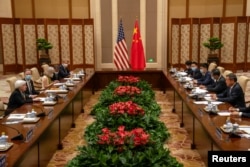资料照：美国财长耶伦（左）与中国副总理何立峰（右）在北京钓鱼台国宾馆举行会谈。（2023年7月8日）