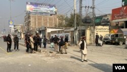 পাকিস্তানের পেশোয়ারে বিস্ফোরণে স্থানে পুলিশ এবং লোকজনকে দেখা যাচ্ছে ( উসমান খান/ দিওয়া বিভাগ, ভয়েস অফ আমেরিকা)