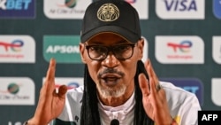 Le sélectionneur du Cameroun, Rigobert Song, assiste à une conférence de presse au Palais de la Culture d'Abidjan, le 26 janvier 2024, à la veille du match de la Coupe d'Afrique des Nations de football 2024 entre le Cameroun et le Nigeria. (Photo Issouf SANOGO / AFP)