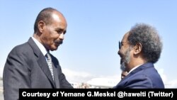 ኣብ ማዕርፎ ነፈርቲ ኣስመራ፡ ፕረዚደንት ኢሳይያስ ኣፈወርቂን ፕረዚደንት ሓሰን ሸክ ማሕሙድን 