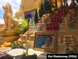 រូបឯកសារ៖ ពិធី​ក្រុង​ពាលី​ឆ្លង​ចេតិយ​លោក កែម ឡី នៅ​ឃុំ​លាយបូរ ស្រុក​ត្រាំកក់ ខេត្តតាកែវ។ (ហ៊ុល រស្មី/វីអូអេ)