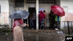 Alors que dans la capitale Moroni, toujours sous une pluie battante, chacun semblait avoir repris une activité normale, une grande tension régnait à Anjouan, où des jeunes ont manifesté spontanément à l'annonce de la victoire présumée du candidat du parti au pouvoir. 
