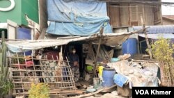 ផ្ទះរបស់អ្នកស្រី ស៊ូ ស្រីនាង ដែលបានឈូសឆាយក្នុងគម្រោងពង្រីកផ្លូវជាតិលេខ៥កាលពី៩ឆ្នាំ ក្នុងខណ្ឌព្រែកព្នៅ រាជធានីភ្នំពេញ កាលពីថ្ងៃទី២៨ ខែកុម្ភៈ ឆ្នាំ២០២៤។ (ស៊ឹម ចាន់សំណាង/វីអូអេ)