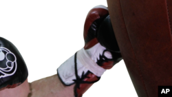 ILUSTRASI - Partisipan program tinju di Melbourne, melakukan semua jenis latihan termasuk kardio, keseimbangan, kelenturan dan keterampilan motorik halus serta banyak pukulan.