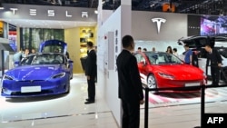 Tesla Inc. memotong harga banyak kendaraan listriknya dari berbagai model untuk mendongkrak penjualan (foto: dok). 