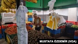 Venezuela'nın başkenti Caracas'taki pazardan bir kare