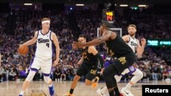  Kevin Huerter (9) des Sacramento Kings dribble Tristan Thompson (12) des Cleveland Cavaliers, Californie, le 13 novembre 2023.