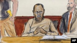 Neste esboço de tribunal, o antigo ministro das Finanças de Moçambique, Manuel Chang, ao centro, declarou-se inocente num tribunal federal dos EUA, em Nova Iorque, quinta-feira, 13 de julho de 2023