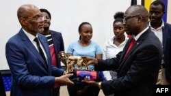 Waziri Mkuu wa Haiti Ariel Henry,(L) akipokea zawadi kutoka kwa Katibu Mkuu, Wizara ya Mambo ya Nje Dkt. Abraham Korir Sing'Oei huko Nairobi Machi 1, 2024. Picha na SIMON MAINA / AFP