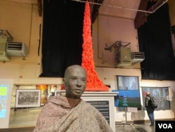 伦敦《勇气画布》人权艺术展上，香港，缅甸，波兰等国艺术家对抗极权的作品得到展出 (美国之音/李伯安)