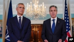 აშშ-ის სახელმწიფო მდივანი ენტონი ბლინკენი (მარჯვნივ) და ნატოს გენერალური მდივანი იენს სტოლტენბერგი