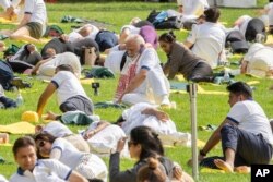 تمرینات یوگا همراه با نارندرا م.دی، نخست وزیر هند، بر روی چمن محوطه دفتر مرکزی سازمان ملل متحد در نیویورک