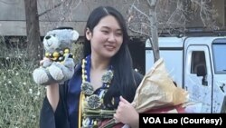 ນາງຕາຕ້າ ຜູ້ທີ່ຫາກໍໄດ້ຮັບປະລິນຍາສອງໃບໃນເວລາດຽວກັນ ຈາກທຶນການສຶກສາເຕັມຮຸບແບບທັງສອງພາກວິຊາ.