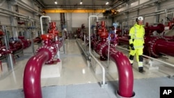 핀란드 잉쿠에 있는 '발틱코넥터' 압축소에서 한 근로자가 가스관을 점검하고 있다.(자료사진)