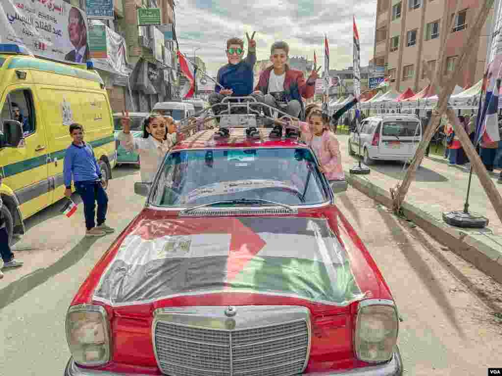 A family shows solidarity with Sissi and Palestinians near a polling station, just 30 miles from&nbsp;Egypt&rsquo;s border with war-torn Gaza, where aid agencies&nbsp;say&nbsp;the humanitarian crisis is among the worst they have witnessed. Arish, Egypt,&nbsp;Dec. 10, 2023.&nbsp;(Hamada Elrasam/VOA)