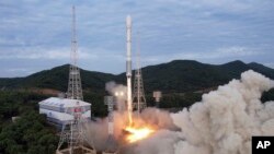 북한이 지난달 31일 '만리경 -1' 인공위성을 실은 '천리마-1' 로켓을 발사했다며 다음날 사진을 공개했다.