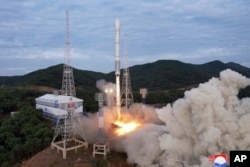 북한이 지난달 31일 정찰위성 ‘만리경 1호’를 발사했다며 사진을 공개했다.