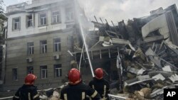 បុគ្គលិក​សង្គ្រោះ​បន្ទាន់​​ធ្វើ​ការ​នៅ​ទីតាំង​អគារ​មួយ​កន្លែង​ដែល​ត្រូវ​បំផ្លាញ​ដោយ​ការ​វាយប្រហារ​ពី​រុស្ស៊ី ​នៅ​ទីក្រុង​កំពង់ផែ Odesa ប្រទេស​អ៊ុយក្រែន កាល​ពី​ថ្ងៃ​ទី​២០ ខែ​កក្កដា ឆ្នាំ​២០២៣។​
