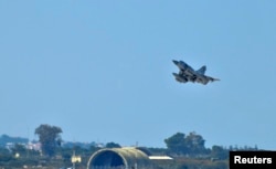 Sebuah jet tempur Dassault Mirage 2000-5 Angkatan Udara Emiri Qatar lepas landas sebagai bagian dari misi Joint Task Force Odyssey Dawn (JTF-OD) di Teluk Souda di Yunani, dalam foto selebaran 25 Maret 2011 ini. (REUTERS/Paul Farley/A.S. Navy Photo/Handout)