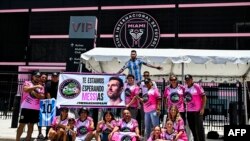 Les fans de Lionel Messi attendent son arrivée au DRV PNK Stadium de Fort Lauderdale, en Floride, le 11 juillet 2023.