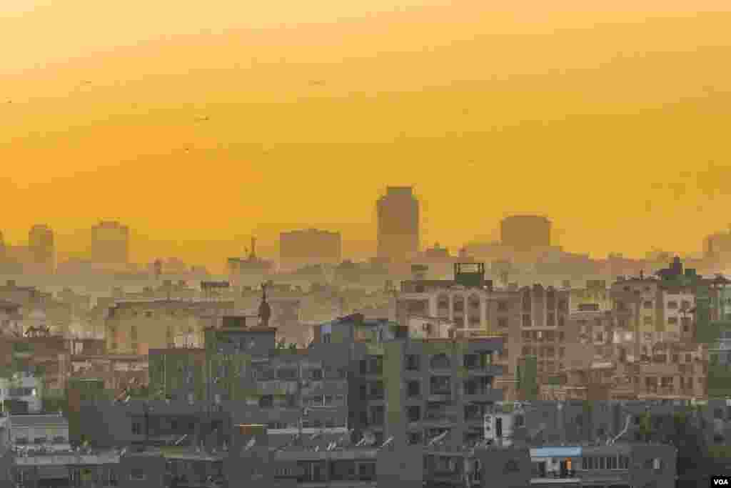Cairo's dry desert climate and dense urban sprawl make the megacity especially vulnerable to extreme heat and air pollution, a dangerous or deadly combination for its people. (Hamada Elrasam/VOA) 