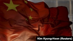 Bendera nasional China berkibar di kawasan bisnis di Beijing, 29 Oktober 2015. (Foto: REUTERS/Kim Kyung-Hoon)