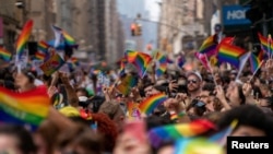 រូបឯកសារ៖ ពលរដ្ឋចូលរួម​ការ​ដើរហែក្បួន​អបអរសាទរ​ខែមោទនភាព​នៅក្រុងញូវយ៉ក សហរដ្ឋអាមេរិក កាលពីថ្ងៃទី២៥ ខែមិថុនា ឆ្នាំ២០២៣។ 