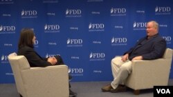 Mark Montgomery, admiral në pension i forcave detare amerikane gjatë intervistës për Zërin e Amerikës