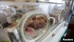 L'OMS affirmait dimanche qu'"onze [des prématurés évacués] sont dans un état critique" et que tous souffrent "d'infections graves".