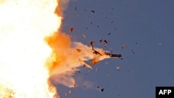 Foto yang diambil dari posisi di Israel utara ini menunjukkan UAV Hizbullah yang dicegat oleh angkatan udara Israel di atas Israel utara pada 25 Agustus 2024. (Foto: AFP)