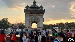 ບັນດານັກທ່ອງທ່ຽວພາກັນໄປທ່ຽວຊົມປະຕູໄຊ ຢູ່ນະຄອນຫຼວງວຽງຈັນ, ວັນທີ 14 ມັງກອນ 2024.