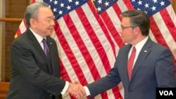 美国众议院议长麦克·约翰逊(右）与驻美国台北经济文化代表处代表俞大㵢在美国国会议长办公室会面。(2024年1月9日，美国之音锺辰芳拍摄）