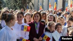 Moldova Prezidenti Maya Sandu Kishinyovda bo‘lib o‘tgan Milliy bayroq kuni munosabati bilan o‘tkazilgan marosimda bolalar bilan uchrashdi, 2024-yil, 27-aprel.
