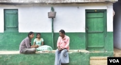 Sharada Balasubramanian, left, speaks with tribal community members in the state of Tamil Nadu, India, in 2023. (Surya Prakash for VOA)