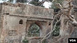 One of Ayodhya’s dozens of dilapidated mosques as seen on Jan. 20, 2024. Muslim organizations complain that for decades the local government has not allowed Muslims to renovate any of those mosques. (Mohammad Arfan/VOA)