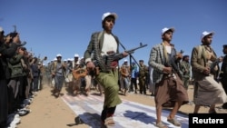 후티 반군에 입대하는 사람들이 미국과 이스라엘 국기를 밟으며 행진하고 있다. (자료사진)