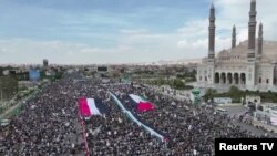 የሁቲ አማጺያን ደጋፊዎችን ጨምሮ በሺህ የሚቆጠሩ የመናውያን በጋዛ ከሚገኙ ፍልስጤማውያን ጋራ ያላቸውን አንድነት ለመግለጽ ዛሬ በሰነዓ ሰልፍ አካሂደዋል።