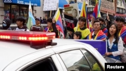 ປະ​ຊາ​ຊົນ​ປະ​ທ້ວງ​ຕໍ່​ຕ້ານ​ປະ​ທານ​ປະ​ເທດ ຈີນ ທ່ານ ສີ ຈິ່ນ​ຜິງ ໃນ​ລະ​ຫວ່າງກອງ​ປະ​ຊຸມ​ສຸດຍອດ​ການ​ຮ່ວມ​ມື​ດ້ານ​ເສດ​ຖະ​ກິດ​ເອ​ເຊຍ-ປາ​ຊີ​ຟິກ ໃນ​ນະ​ຄອນ ແຊນ ແຟ​ຣນ​ຊິ​ສ​ໂກ, 15 ພະ​ຈິກ 2023.