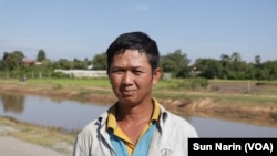 លោក ម៉ែន កុសល កសិករ​ធ្វើស្រែ​ក្នុង​ខេត្តពោធិ៍សាត់ កាលពី​ថ្ងៃទី១៨ ខែវិច្ឆិកា ឆ្នាំ២០២៣។ (ស៊ុន ណារិន/វីអូអេ)