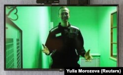 Politisi oposisi Rusia Alexei Navalny terlihat di layar saat berada di pengadilan di Kovrov, Rusia, 7 Oktober 2022. (Foto: REUTERS/Yulia Morozova)