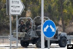 Tentara Israel menuju ke selatan dekat Ashkelon, Israel, Sabtu, 7 Oktober 2023. Militan Palestina di Jalur Gaza menyusup pada ke Israel selatan dan menembakkan ribuan roket ke negara itu sementara Israel mulai menyerang sasaran di Gaza. (AP/Ohad Zwigenberg)