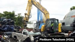 เครื่องรื้อรถยนต์ (Auto dismantling machine) ขณะทำการรื้อซากรถ