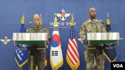 아이작 테일러(오른쪽) 한미연합·주한미군·유엔사령부 공보실장과 이성준 한국 합동참모본부 공보실장이 28일 서울 용산구 국방부 브리핑룸에서 2024년 '프리덤 실드(Freedom Shield·FS)' 연습에 관해 브리핑 하고 있다.