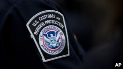 ফাইল ছবি- নিউইয়র্কের জন এফ কেনেডি আন্তর্জাতিক বিমানবন্দরে ইউএস কাস্টমস অ্যান্ড বর্ডার প্রোটেকশন এজেন্সির ব্যাজ পরিহিত একজন এজেন্ট।