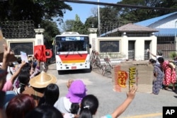 Sebuah bus yang membawa tahanan yang dibebaskan disambut oleh anggota keluarga dan rekannya saat meninggalkan Penjara Insein di Yangon, Myanmar, Kamis, 4 Januari 2024.(AP/Thein Zaw)
